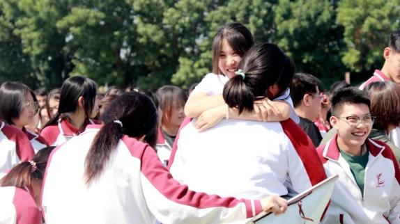 @高三同学：逐光而行 圆梦高考——记高三主题升旗暨祝福日活动